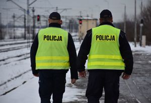 Policjanci w rejonie dworca kolejowego