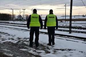 Policjanci na terenie dworca kolejowego