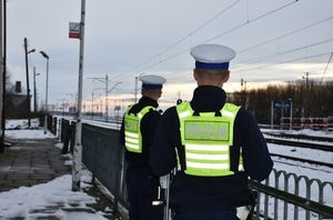 Policjanci podczas patrolu w okolicy dworca kolejowego
