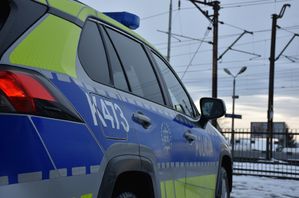 Policyjny radiowóz w okolicy torowiska