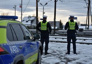 Policjanci w pobliżu dworca kolejowego w trakcie pełnienia służby