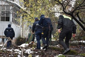 Policjantki i Strażnicy Miejscy podczas sprawdzania pustostanów