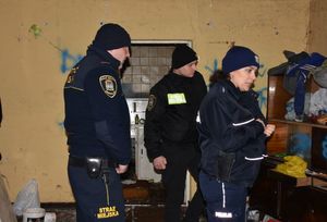 Policjantka i Strażnicy Miejscy w trakcie kontroli osób bezdomnych