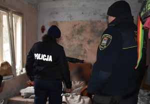 Policjantka i Strażnik Miejski podczas kontroli pustostwanów