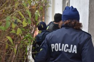 Policjantka i Strażnicy Miejscy sprawdzają pustostan