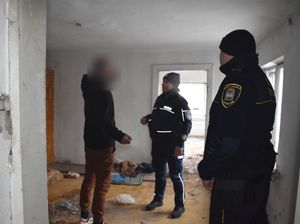 Policjantka i Strażnik Miejski rozmawiają z osobą bezdomną