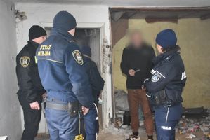 Policjantki i Strażnicy Miejscy rozmawiają z osobą bezdomną