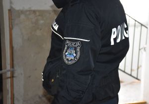 Policjantka. na rękawie kurtki logo KPP Jarosław