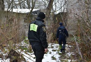 Policjantka i Strażnik Miejski podczas kontroli pustostanu