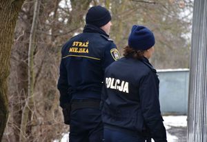 Policjantka i Strażnik Miejski podczas kontroli pustostanu