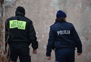 Policjantka i Strażnik Miejski podczas kontroli pustostanu