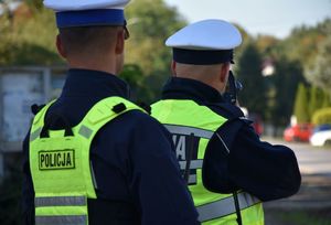 Policjant dokonuje pomiaru prędkości kierującemu pojazdem