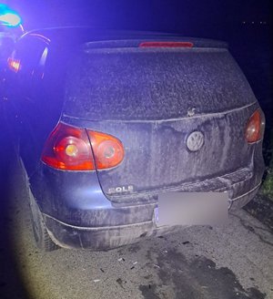 Tył samochodu w tle niebieskie światła