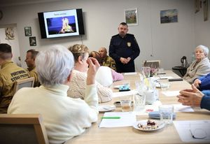 Funkcjonariusz Straży Miejskiej na spotkaniu z seniorami