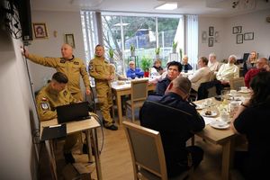 Policjantka na spotkaniu z seniorami