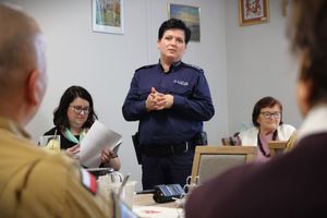 Policjantka na prelekcji z seniorami