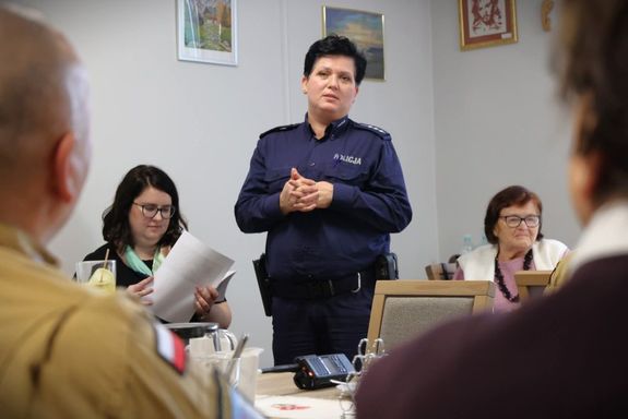 Policjantka na prelekcji z seniorami