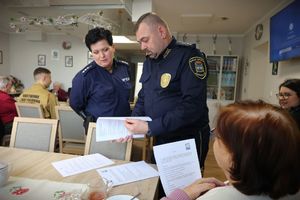 Policjantka i strażak