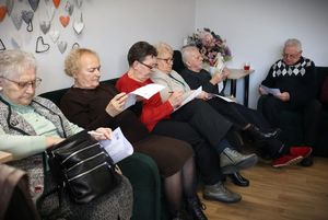 Seniorzy czytają ulotki