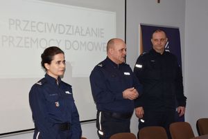 Policjantka i dwóch policjantów podczas konferencji