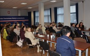 Osoby zgromadzone na sali biorą udział w szkoleniu