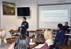 Policjantka szkoli osoby będące na sali