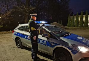 Policjant przy radiowozie