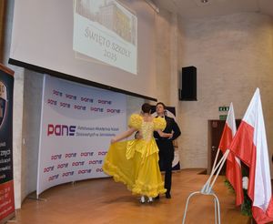 Para tańcząca poloneza