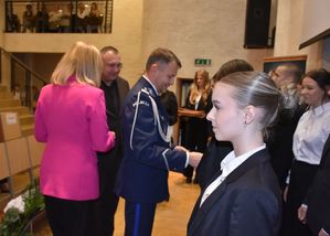 Policjant gratuluje uczniom