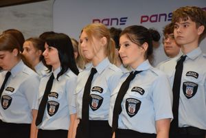 Uczniowie w policyjnych mundurkach