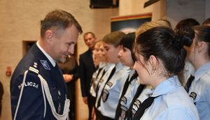 Policjant gratuluje uczniom