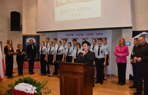 Uczniowie klasy policyjnej na scenie