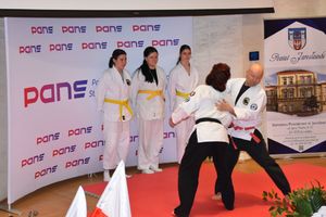 Uczniowie walczą na macie