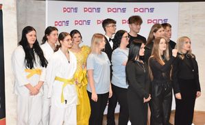 Zdjęcie uczniów biorących udział w przedstawieniu