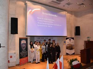 Zdjęcie grupowe uczniów na scenie