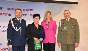 Zdjęcie kobiet i mężczyzn w mindurach