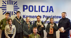 Zdjęcie grupowe harcerzy z I Zastępcą Komendanta Powiatowego Policji w Jarosławiu