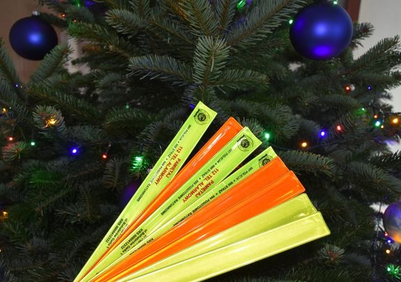 Opaski odblaskowe na tle choinki