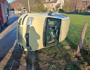 Samochód przewrócony na bok w wyniku zdarzenia drogowego