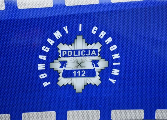 Policyjna gwiazda z napisem pomagamy i chronimy