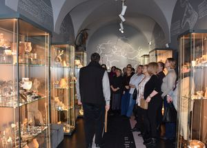 Kobiety zwiedzają muzeum z przewodnikiem