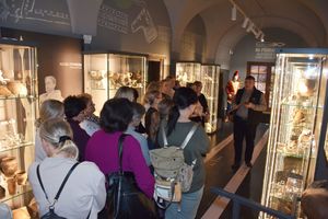 Kobiety zwiedzają muzeum z przewodnikiem