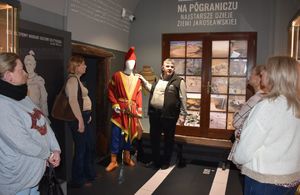 Kobiety zwiedzają muzeum z przewodnikiem