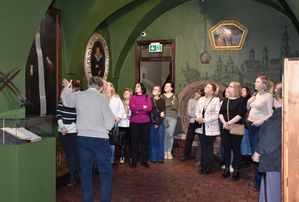 Kobiety zwiedzają muzeum z przewodnikiem