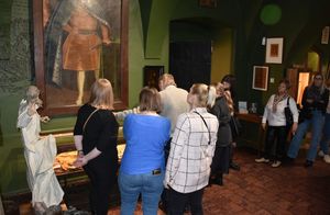 Kobiety zwiedzają muzeum z przewodnikiem