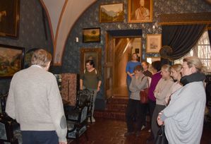 Kobiety zwiedzają muzeum z przewodnikiem