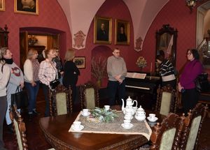 Kobiety zwiedzają muzeum z przewodnikiem