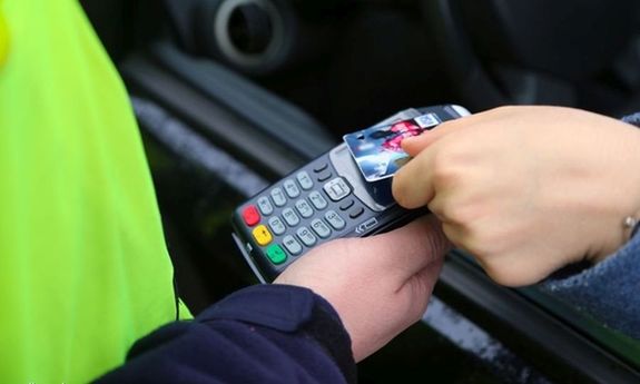 Terminal. Osoba płaci kartą.