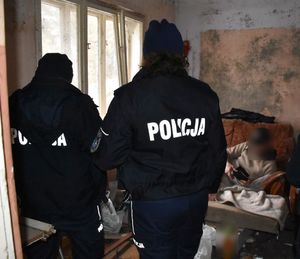 Policjanci w trakcie kontroli miejsc przebywania osób bezdomnych