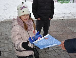 Dziewczynka z plakatem w rękach